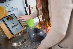 Neue Rezepte und ungewohnte Zutaten bringen mehr Vielfalt auf den Speiseplan - das erfreut unsere guten Darmbakterien. - &copy; Christin Klose/dpa-tmn