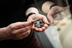 Wer zwischendurch snackt, riskiert Blutzuckerschwankungen und Hei&szlig;hunger. Besser: direkt nach dem Mittagessen in die Lakritzt&uuml;te oder zum St&uuml;ck Schokolade greifen. - &copy; Christin Klose/dpa-tmn