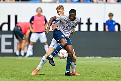 Der SV Darmstadt 98 um Clemens Riedel (hinten) und der VfL Bochum um Mathis Clairicia liefern sich eine unterhaltsame erste H&auml;lfte. - &copy; Uwe Anspach/dpa