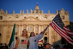 Leo XIV. ist der erste US-amerikanische Papst. - © Andrew Medichini/AP/dpa