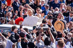 Bad in der Menge: Papst Leo. - © Michael Kappeler/dpa