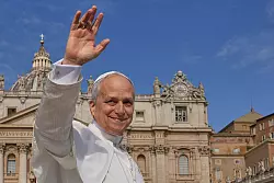 Papst Leo XIV. ist auf dem Petersplatz feierlich in sein Amt eingeführt worden. - © Andrew Medichini/AP/dpa