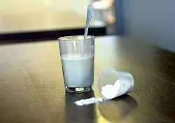 Getränkepulver, aufgelöst in Wasser. - © Britta Pedersen/dpa