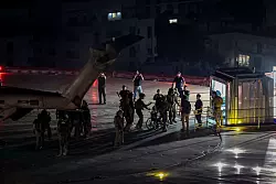 Eine der befreiten Geiseln kommt in einem Helikopter des israelischen Milit&auml;rs auf dem Dach eines Krankenhauses in Tel Aviv an. - &copy; Ilia Yefimovich/dpa