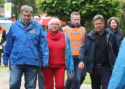 Der bayerische Ministerpr&auml;sident Markus S&ouml;der mit Kulturstaatsministerin Claudia Roth und Vizekanzler Robert Habeck in Babenhausen im Allg&auml;u. - &copy; Karl-Josef Hildenbrand/dpa