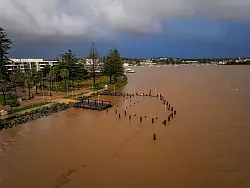 Wasser so weit das Auge reicht: Das Hochwasser an der Ostküste ist verheerend. - © Lindsay Moller/AAP/dpa