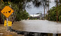 Straßen wurden völlig überschwemmt, Tausende sind ohne Strom. - © Lindsay Moller/AAP/dpa