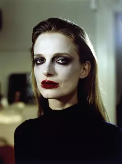 Helle Foundation, verschiedene dunkle Lidschatten, schwarzer Eyeliner und roter Lippenstift - fertig ist der Vampir-Look. - © Lukas Wythe/dpa-tmn