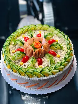 Kochschinkenröllchen und reichlich Gurkenscheiben zieren die Brottorte im Stader Café «Tischlein deck dich» - © Alina Eine/Tischlein deck dich - Café/dpa-tmn
