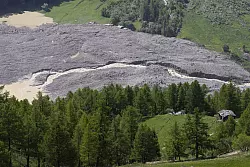 Die Lonza hat sich einen Weg durch den Schuttberg gebahnt. - © Cyril Zingaro/KEYSTONE/dpa