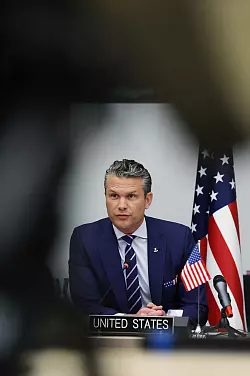 Nach seinem Treffen mit Amtskollegen aus anderen L&auml;ndern kam es laut Pentagon-Sprecher zu dem Vorfall in der Luft. - &copy; Omar Havana/AP/dpa