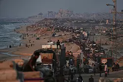 Es gibt im Gazastreifen nur zwei gr&ouml;&szlig;ere Stra&szlig;en vom Norden in den S&uuml;den. Nur eine hat die israelische Armee f&uuml;r Fl&uuml;chtlinge aus der Stadt Gaza ge&ouml;ffnet, die Al-Raschid-Stra&szlig;e an der K&uuml;ste entlang. Auf ihr staut sich alles, was irgendwie noch fahren oder laufen kann: v&ouml;llig &uuml;berladene Transporter, meterhoch mit Matratzen bepackte schrottreife Autos, Eselskarren und Fu&szlig;g&auml;nger mit Handwagen. (Archivbild) - &copy; Abdel Kareem Hana/AP/dpa