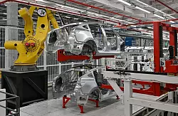 Mehr als 500 Roboter helfen im Werk, darunter auch &laquo;King Kong&raquo;. - &copy; Patrick Pleul/dpa