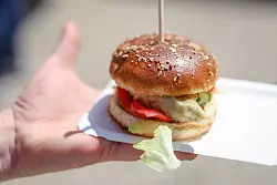 Maultaschen gibt\\\'s auch als Burger. - © Christoph Schmidt/dpa