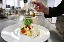 Metzingen lädt am Wochenende zum Maultaschen-Fäschdival mit mehr als 150 Sorten Maultaschen ein. (Illustration) - © Bernd Weißbrod/dpa