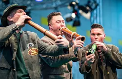 Ein Höhepunkt der «Jagd und Hund» ist auch in diesem Jahr wieder die Kür von Deutschlands bestem Hirschrufer. (Archivbild) - © Guido Kirchner/dpa