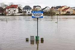 In Minden (Nordrhein-Westfalen) ist die Weser &uuml;ber die Ufer getreten, - &copy; Friso Gentsch/dpa