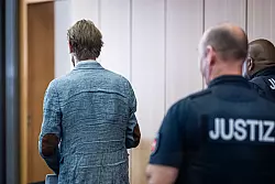 Der Verd&auml;chtige Christian B. sitzt derzeit wegen eines anderen Falls eine Haftstrafe in Deutschland ab. (Archivbild) - &copy; Moritz Frankenberg/dpa Pool/dpa