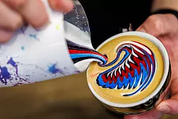 Herz im Milchschaum? Lieber ein buntes Muster. - &copy; Daniel Karmann/dpa