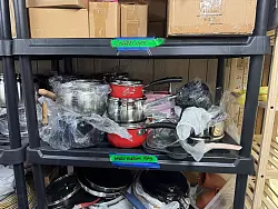 Damit die Haushaltswaren gerecht verteilt werden, m&uuml;ssen sich die Klienten auf einer Liste eintragen. Dabei reicht aber ein Vorname und der erste Buchstabe des Nachnamens. - &copy; Luzia Geier/dpa