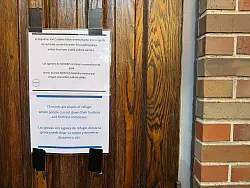 Ein Schild am Hintereingang der Augustana Lutheran Church weist darauf hin, dass Beamte der US-Polizei- und Einwanderungsbeh&ouml;rde (ICE) ohne richterlichen Beschluss keinen Zutritt haben. - &copy; Luzia Geier/dpa