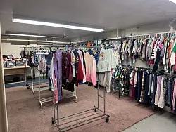 Bei Plausch zwischen Kleiderst&auml;ndern entstehen Br&uuml;cken. - &copy; Luzia Geier/dpa