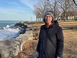 Dorothy Pytel kam die Idee f&uuml;r ihr Fl&uuml;chtlingsprojekt auf einem Balkon in Deutschland. - &copy; Luzia Geier/dpa