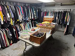 Der &laquo;Free Store&raquo; ist nicht nur eine materielle St&uuml;tze, sondern ein Ort der Begegnung. - &copy; Luzia Geier/dpa