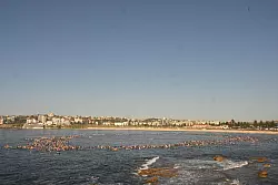 Surfer bildeten im Gedenken an die Anschlagsopfer einen Kreis im Meer. - &copy; Mick Tsikas/AAP/dpa
