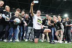 Ein Selfie mit Familie und Freunden: Felix Brych. - © Daniel Löb/dpa