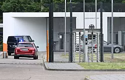 Die Beschuldigten sollen am Mittwoch in Karlsruhe vorgeführt werden. - © Uli Deck/dpa