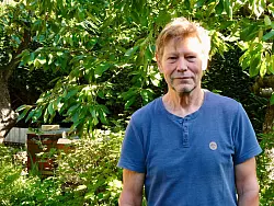 Detflef K&auml;pnick z&uuml;chtet Honigbienen in seinem Garten. (Archivbild) - &copy; Alina Gr&uuml;nky/dpa