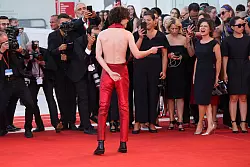 Der Schauspieler zeigte sich 2022 bei den Filmfestspielen in Venedig mit einem r&uuml;ckenfreien Outfit (Archivbild). - &copy; Joel C Ryan/Invision/AP/dpa