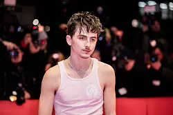 Tanktop statt Anzug: Chalamet setzt gerne auf auff&auml;llige Looks (Archivbild). - &copy; Christoph Soeder/dpa