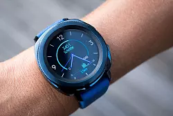 Der aktuellen Studie zufolge geht Quantität vor Intensität: Für die Rückengesundheit sei wichtiger, wie viel man sich zu Fuß bewegt – und weniger die Schrittgeschwindigkeit. (Illustration) - © Alexander Heinl/dpa/dpa-tmn