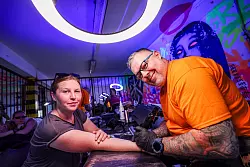 Im sogenannten &laquo;Jail&raquo; ein Tattoo oder Piercing stechen lassen. - &copy; Christoph Reichwein/dpa