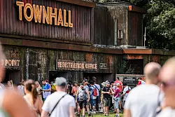 Im Rathaus k&ouml;nnen due Besucher ihren Parookaville-Pass bekommen. - &copy; Christoph Reichwein/dpa