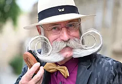 F&uuml;r die t&auml;gliche Pflege empfiehlt er eine Bartb&uuml;rste aus Wildschweinborsten. - &copy; Bernd Wei&szlig;brod/dpa