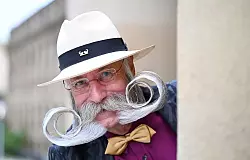 Sein Bart sei mehr als 50 Jahre alt, sagt der Bartweltmeister. - &copy; Bernd Wei&szlig;brod/dpa