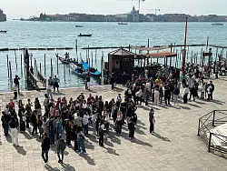 Eine Gruppe von Touristen vor dem Dogenpalast im Zentrum von Venedig. - &copy; Christoph Sator/dpa