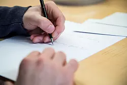 Die Haltung des Psychologen: Um die Eignung eines Bewerbers zu beurteilen, ist die Analyse der Handschrift kein valides Instrument. - &copy; Christin Klose/dpa-tmn