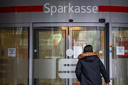 Die Filiale in Gelsenkirchen-Buer ist nach dem Einbruch weiter geschlossen. - &copy; Christoph Reichwein/dpa