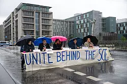 Klimaaktivistin Luisa Neubauer (l-r), Klimawissenschaftler Anders Levermann, die Wirtschaftswissenschaftlerin Claudia Kemfert, der Energiewende-Experte Pao-Yu Oei und der Demokratieforscher Matthias Quent geben auf der Marschallbr&uuml;cke eine Pressekonferenz. - &copy; Christophe Gateau/dpa