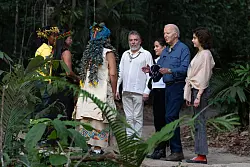 Treffen Menschen unterschiedlicher Kulturen und Sprachen aufeinander: Kaum etwas ist universell, nicht einmal das Kopfsch&uuml;tteln. - &copy; Manuel Balce Ceneta/AP/dpa