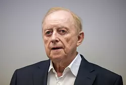 Schuhbeck ist an Krebs erkrankt und daher derzeit auf freiem Fuß. - © Peter Kneffel/dpa