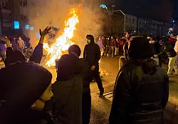 Menschen im Iran protestieren gegen das autorit&auml;re Herrschaftssystem in der Islamischen Republik. (Foto-Archiv) - &copy; Uncredited/UGC/AP/dpa