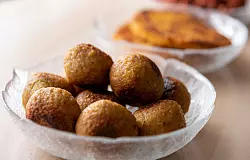 Falafeln, die beliebten Bällchen aus Kichererbsen, werden vor allem mit Kreuzkümmel gewürzt. - © Silas Stein/dpa/dpa-tmn