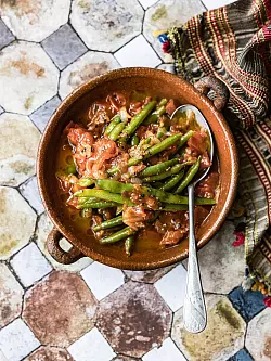 Zimt und Harissa, eine afrikanische Chili-Paste, verleihen diesen grünen Bohnen in Tomatensoße von Anne-Katrin Weber den besonderen Geschmack. - © Wolfgang Schardt/Becker Joest Volk Verlag/dpa-tmn