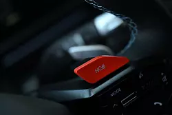 Alles auf Rot: Mit diesem Schalter l&auml;sst sich der N besonders scharf stellen. &laquo;NGB&raquo; steht f&uuml;r &laquo;N Grin Boost&raquo;. - &copy; Christian Bittmann/Hyundai/dpa-tmn