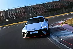 Kurvenr&auml;ubern als K&uuml;r: Der Hyundai will als E-Auto auch die Freunde des dynamischen Fahrens begeistern - gelingt\\\'s? - &copy; Christian Bittmann/Hyundai/dpa-tmn